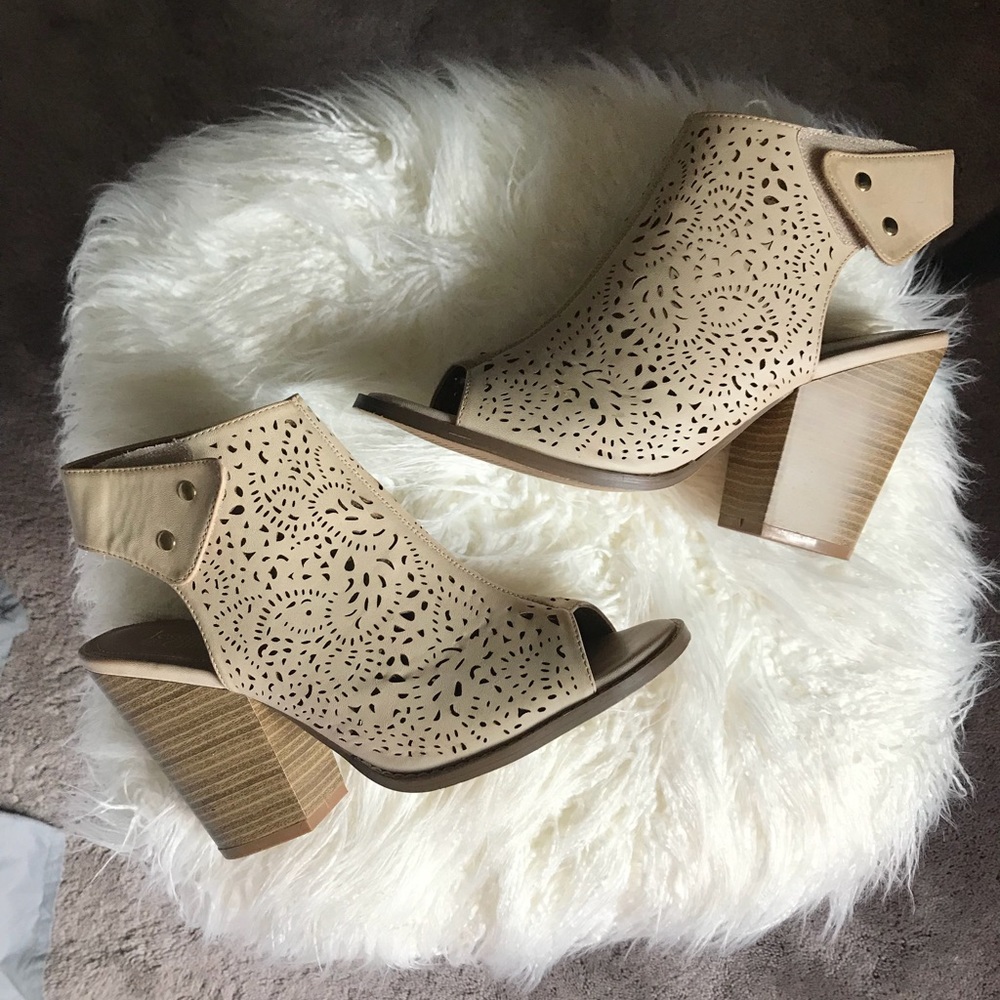 🚫SOLD🚫 Cream colored heels!